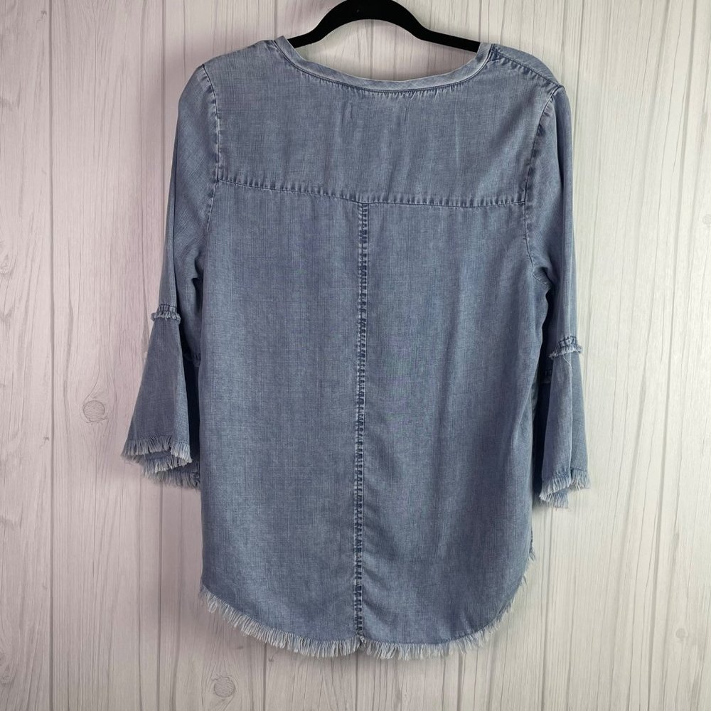 Billie T Top Chambray Medium Light Wash Blue Jean Denim 3/4 Sleeve V-Neck Frayed - Picture 5 of 8
